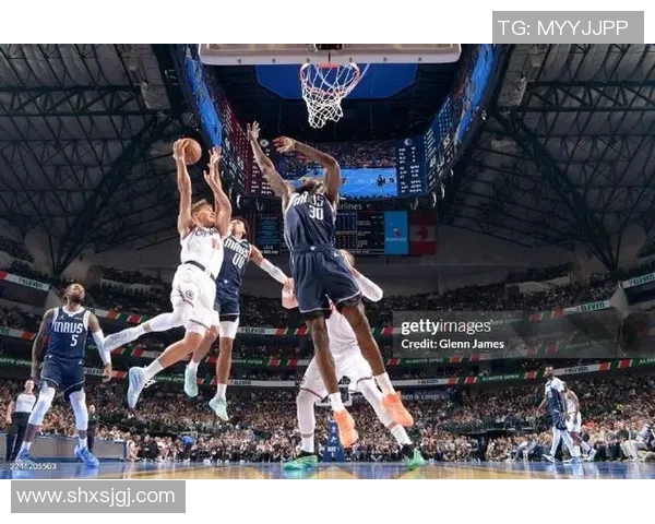 独行侠与快船激战全场精彩回放8月24日赛事分析与精彩瞬间回顾